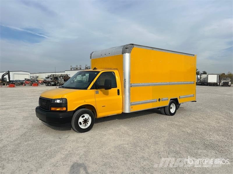 GMC Savana G3500 4x2 Van Truck Фургони