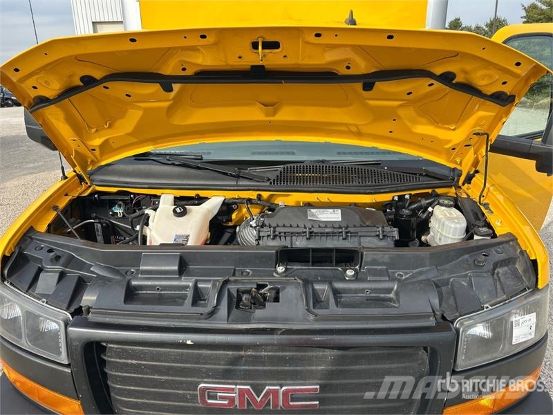 GMC Savana G3500 4x2 Van Truck Фургони