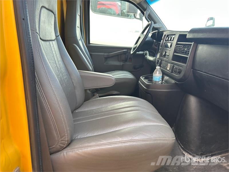 GMC Savana G3500 4x2 Van Truck Dobozos teherautók