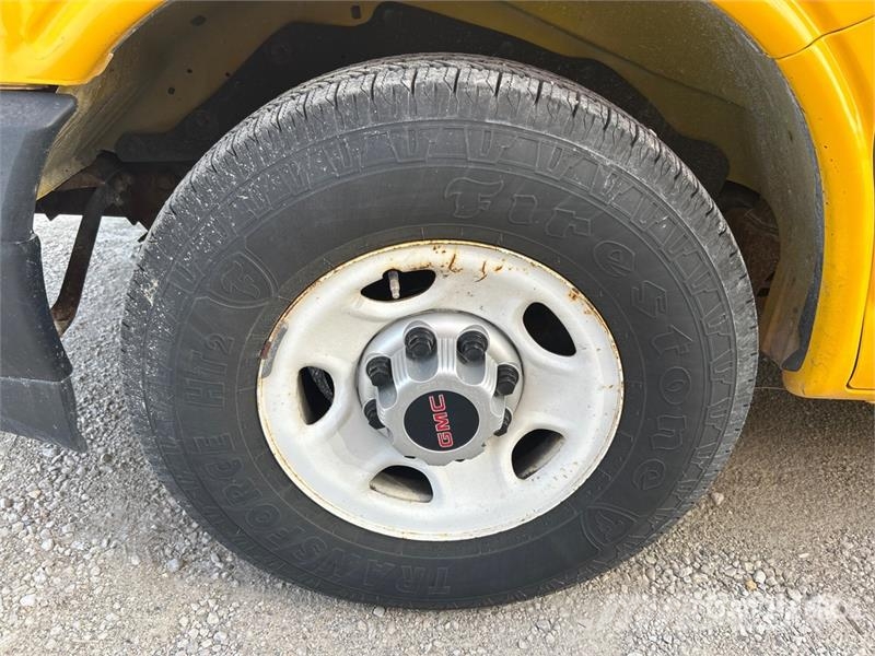 GMC Savana G3500 4x2 Van Truck Dobozos teherautók