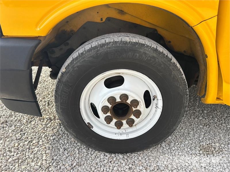 GMC Savana G3500 4x2 Van Truck Фургони