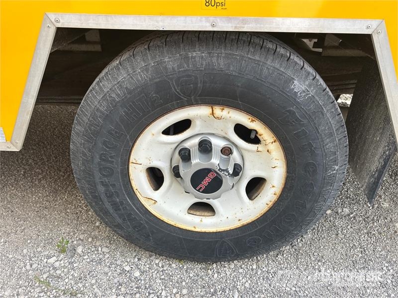 GMC Savana G3500 4x2 Van Truck Dobozos teherautók