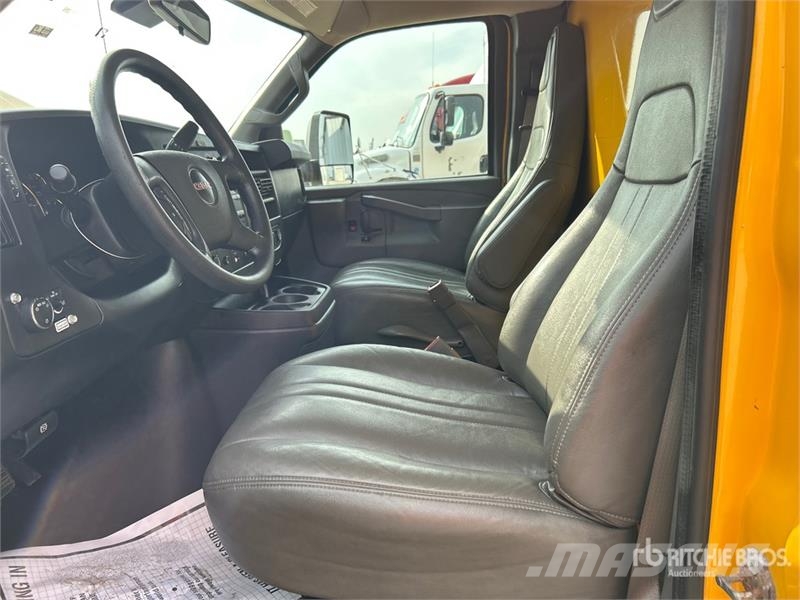 GMC Savana G3500 4x2 Van Truck Фургони