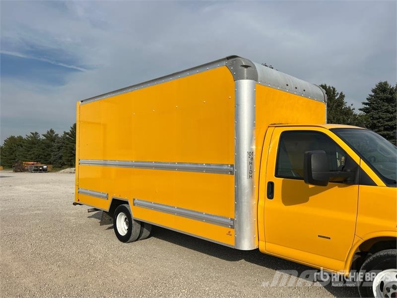 GMC Savana G3500 4x2 Van Truck Фургони
