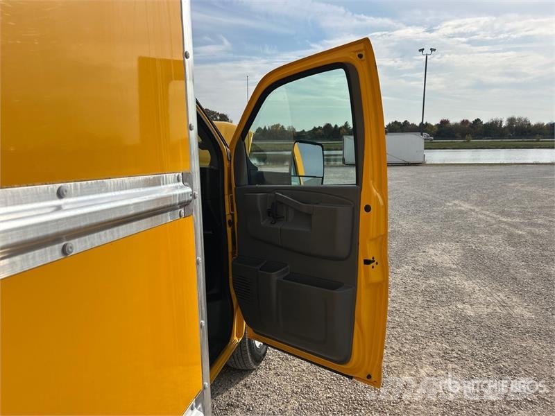 GMC Savana G3500 4x2 Van Truck Фургони