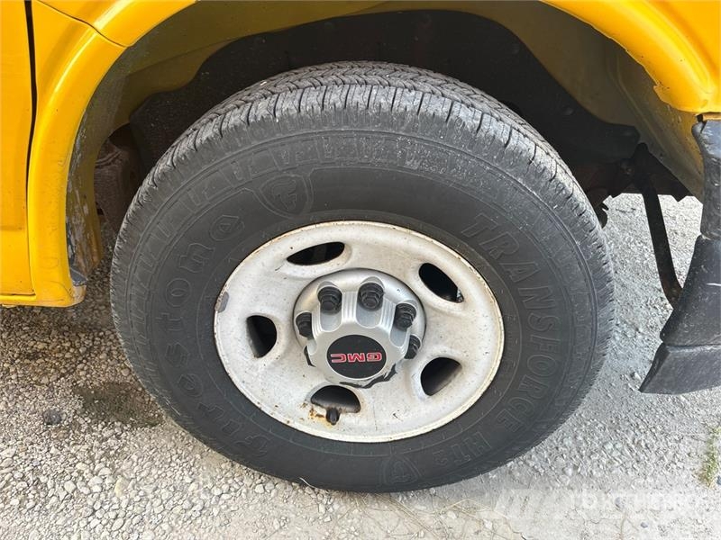GMC Savana G3500 4x2 Van Truck Dobozos teherautók