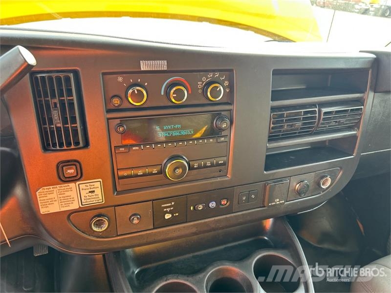 GMC Savana G3500 4x2 Van Truck Фургони