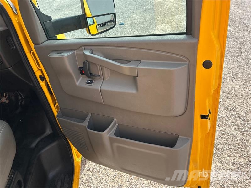 GMC Savana G3500 4x2 Van Truck Фургони