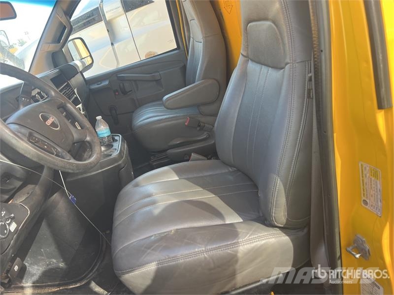 GMC Savana G3500 4x2 Van Truck Camion cassonati