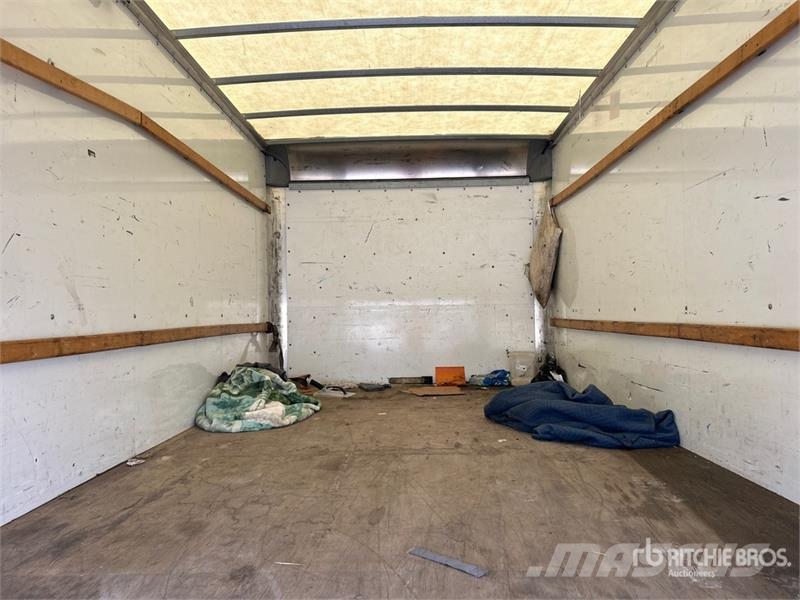 GMC Savana G3500 4x2 Van Truck Фургони