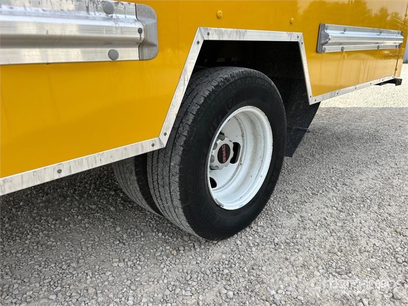 GMC Savana G3500 4x2 Van Truck Фургони