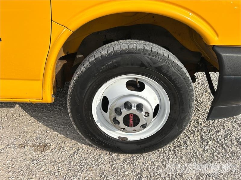 GMC Savana G3500 4x2 Van Truck Фургони
