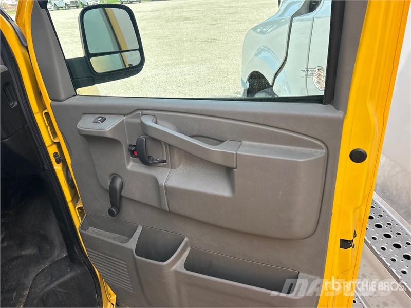 GMC Savana G3500 4x2 Van Truck Dobozos teherautók