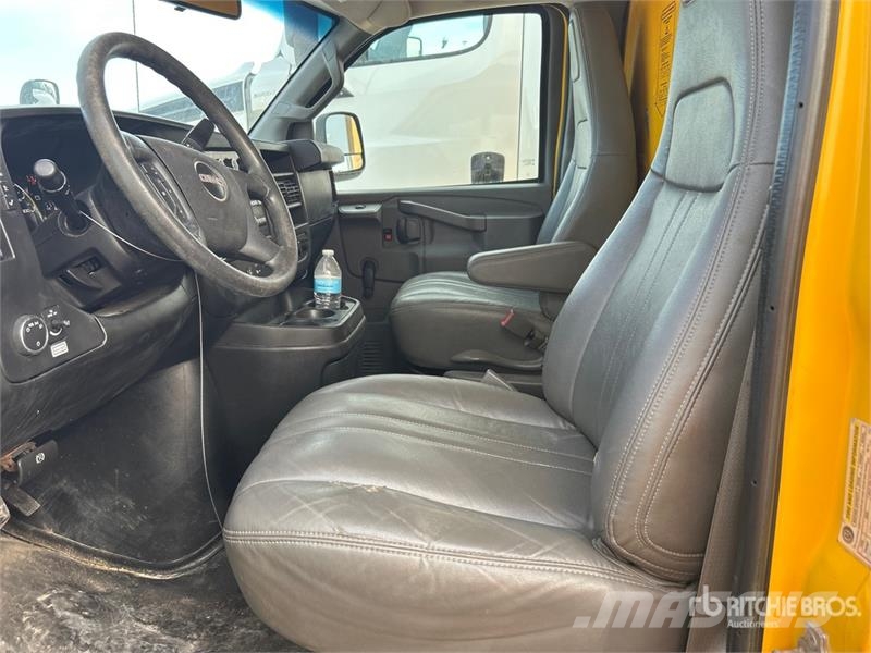 GMC Savana G3500 4x2 Van Truck Dobozos teherautók