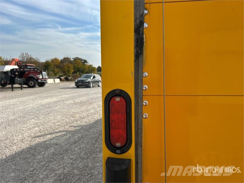 GMC Savana G3500 4x2 Van Truck Фургони