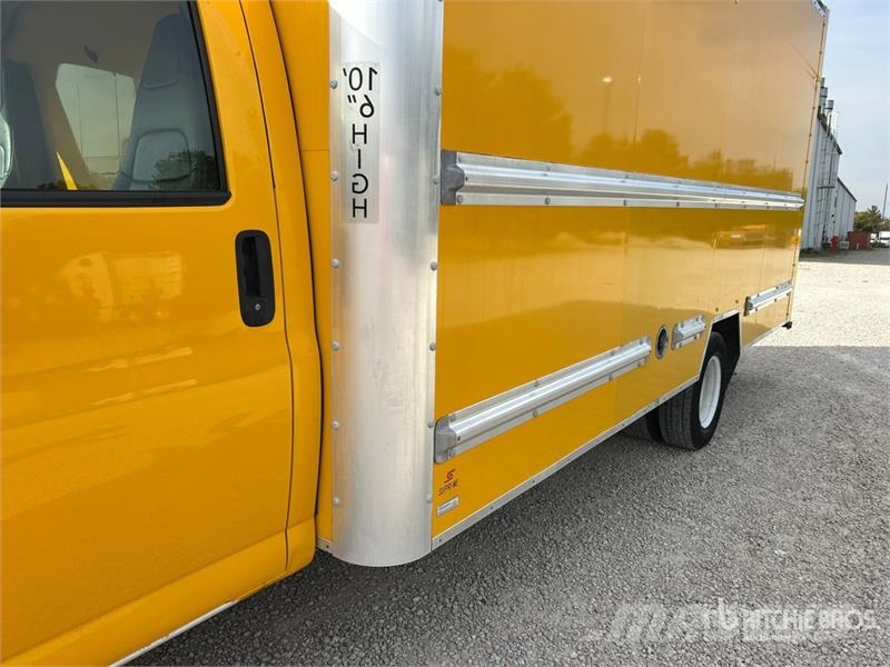 GMC Savana G3500 4x2 Van Truck Фургони