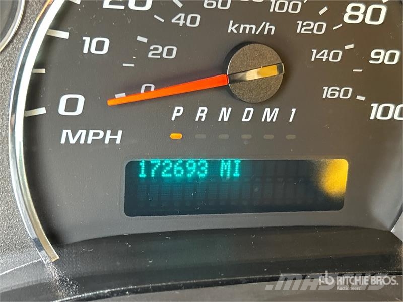 GMC Savana G3500 4x2 Van Truck Фургони