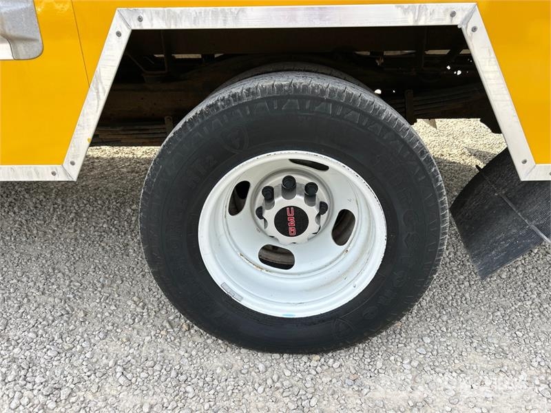 GMC Savana G3500 4x2 Van Truck Фургони