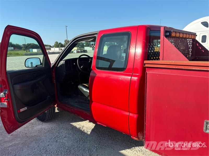 GMC Sierra 3500 4x4 Extended Cab Utility Truck Pick-upy / Pojazdy z otwieranymi burtami