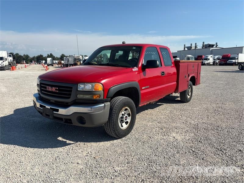 GMC Sierra 3500 4x4 Extended Cab Utility Truck Pick-upy / Pojazdy z otwieranymi burtami