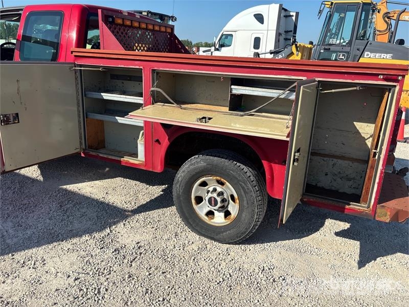 GMC Sierra 3500 4x4 Extended Cab Utility Truck Pick-upy / Pojazdy z otwieranymi burtami