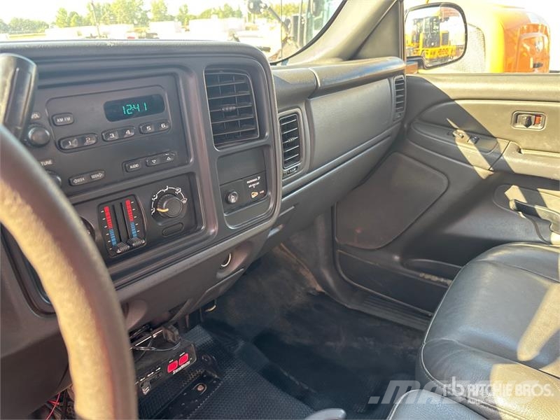 GMC Sierra 3500 4x4 Extended Cab Utility Truck Pick-upy / Pojazdy z otwieranymi burtami