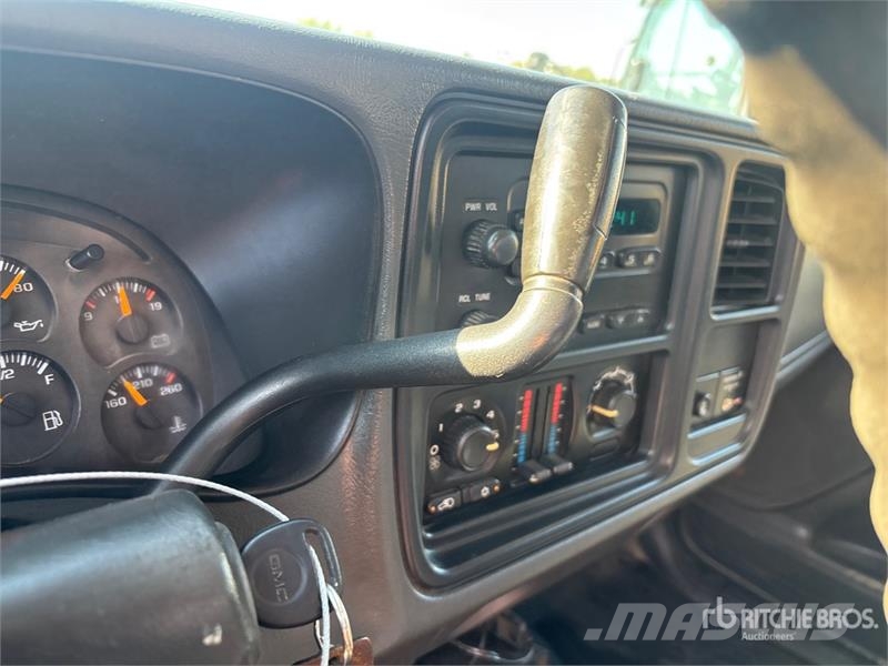 GMC Sierra 3500 4x4 Extended Cab Utility Truck Pick-upy / Pojazdy z otwieranymi burtami