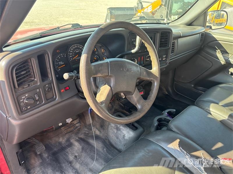 GMC Sierra 3500 4x4 Extended Cab Utility Truck Pick-upy / Pojazdy z otwieranymi burtami