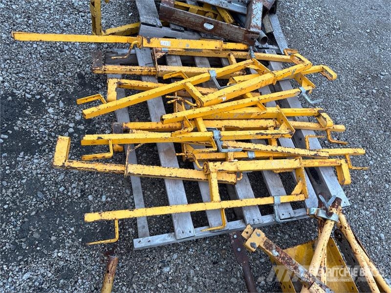 Gomaco of (5) Pallets of Gomaco Bridge deck parts Строительная техника - Другие