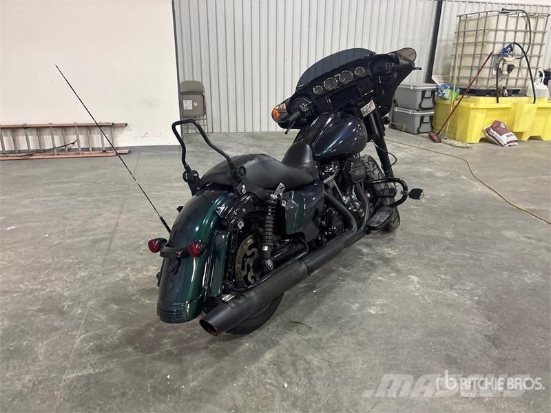 Harley-Davidson Street Glide 114 cid Cruiser Bike Personbilar