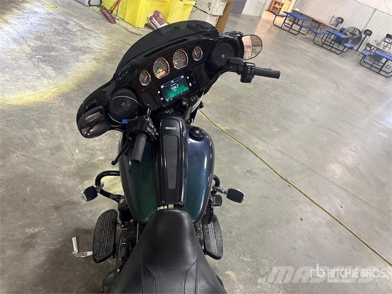 Harley-Davidson Street Glide 114 cid Cruiser Bike Personbilar