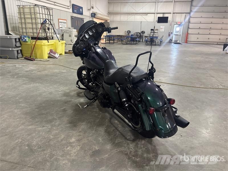 Harley-Davidson Street Glide 114 cid Cruiser Bike Personbilar