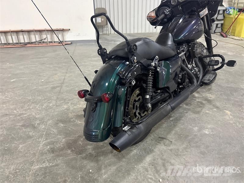 Harley-Davidson Street Glide 114 cid Cruiser Bike Personbilar