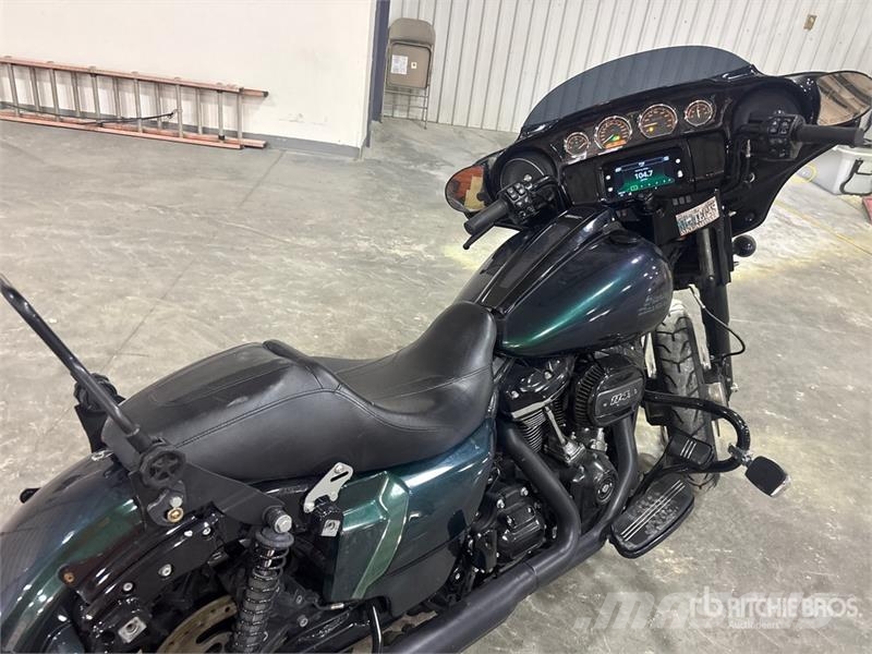 Harley-Davidson Street Glide 114 cid Cruiser Bike Personbilar