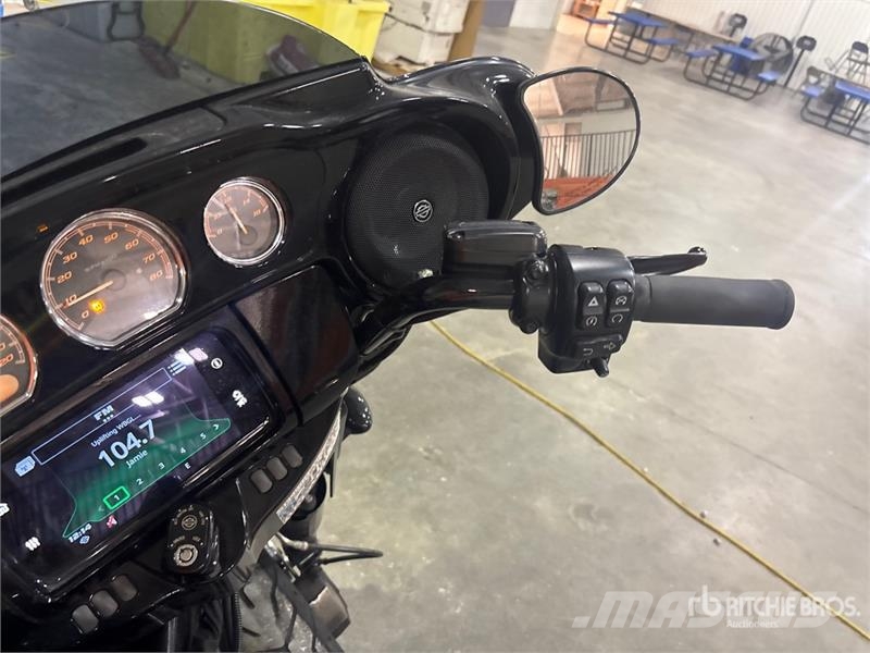 Harley-Davidson Street Glide 114 cid Cruiser Bike Personbilar