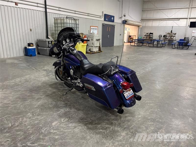 Harley-Davidson Street Glide Sport Touring Bike Automobili
