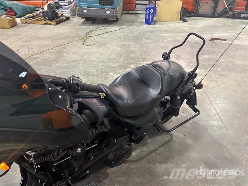 Harley-Davidson Street Glide 114 cid Cruiser Bike Personbilar