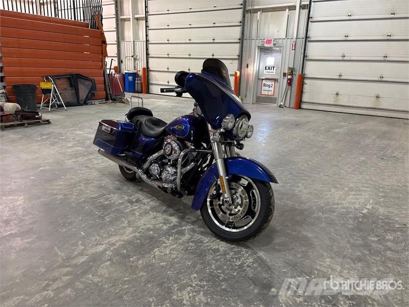 Harley-Davidson Street Glide Sport Touring Bike Automobili