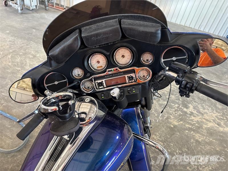 Harley-Davidson Street Glide Sport Touring Bike Automobili