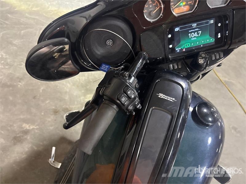Harley-Davidson Street Glide 114 cid Cruiser Bike Personbilar
