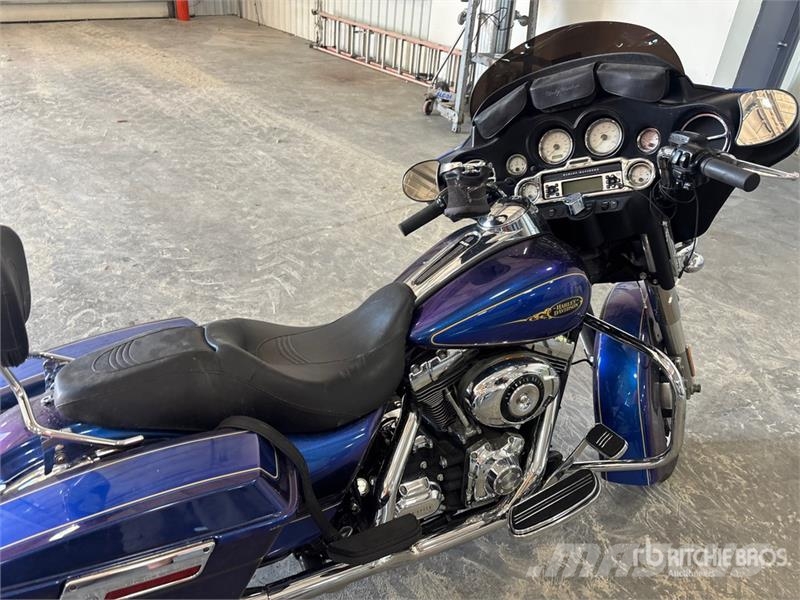 Harley-Davidson Street Glide Sport Touring Bike Automobili