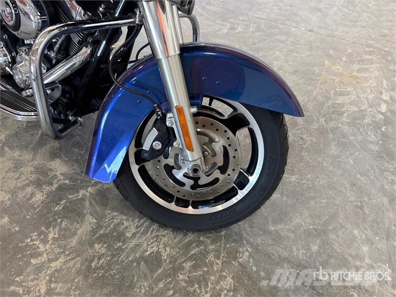 Harley-Davidson Street Glide Sport Touring Bike Automobili