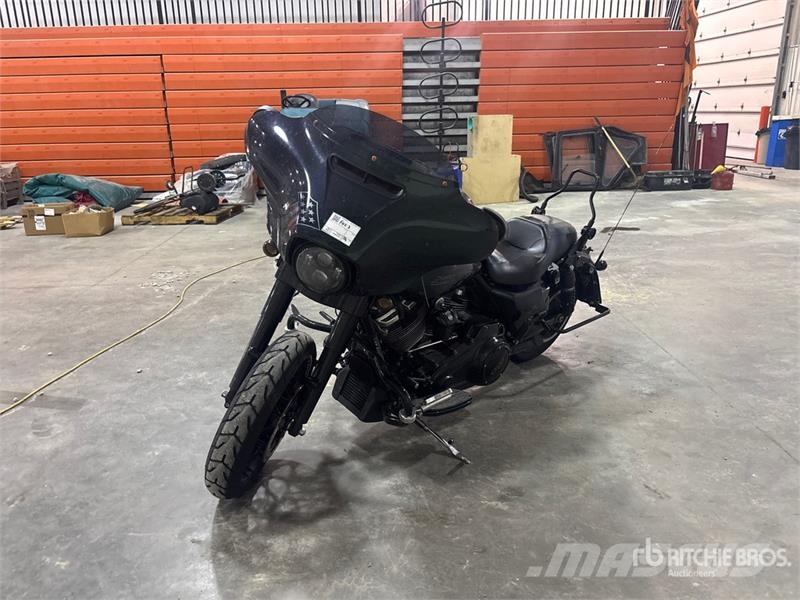 Harley-Davidson Street Glide 114 cid Cruiser Bike Personbilar
