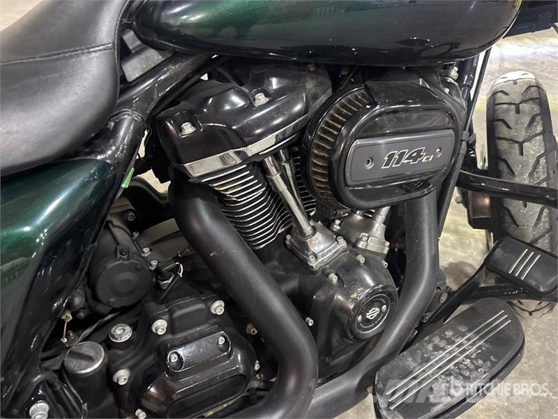 Harley-Davidson Street Glide 114 cid Cruiser Bike Personbilar