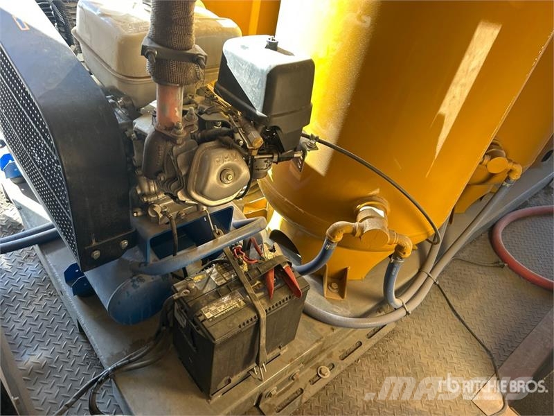 Haulmark GRHD8516T3 T/A Fuel and Lube Trailer Prikolice cisterne
