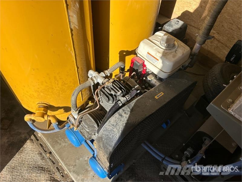 Haulmark GRHD8516T3 T/A Fuel and Lube Trailer Prikolice cisterne