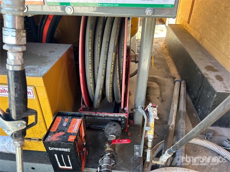 Haulmark GRHD8516T3 T/A Fuel and Lube Trailer Prikolice cisterne