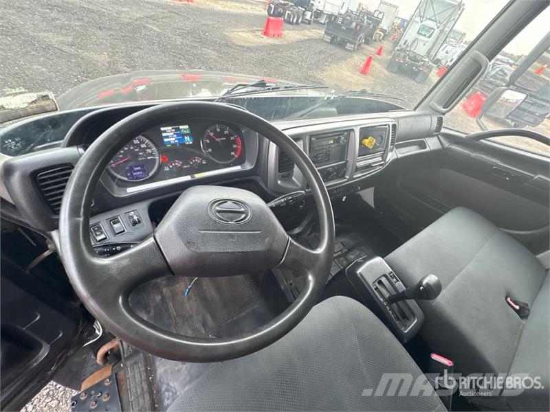 Hino 268 شاحنات ذات هيكل صندوقي