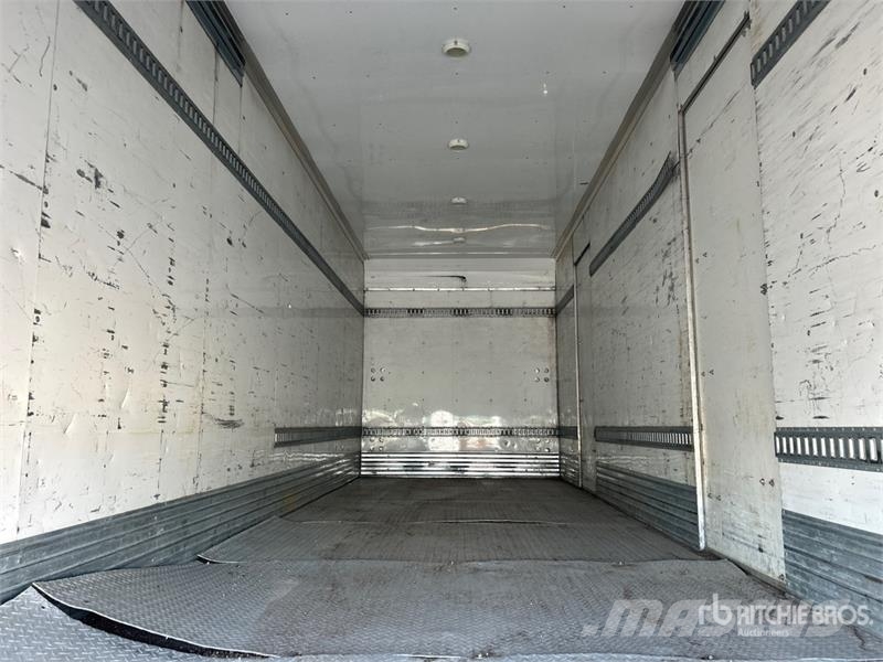 Hino 268 شاحنات ذات هيكل صندوقي