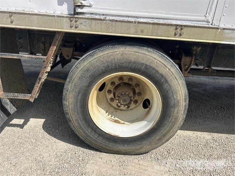 Hino 268 شاحنات ذات هيكل صندوقي